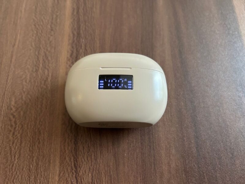 バッテリー残量がパーセントで表示されるダイソーG134の充電ケース内側