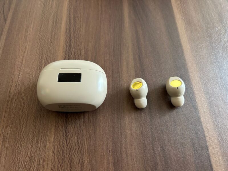 充電ケースから取り出したダイソーのワイヤレスイヤホンG134とコンパクトな本体セット