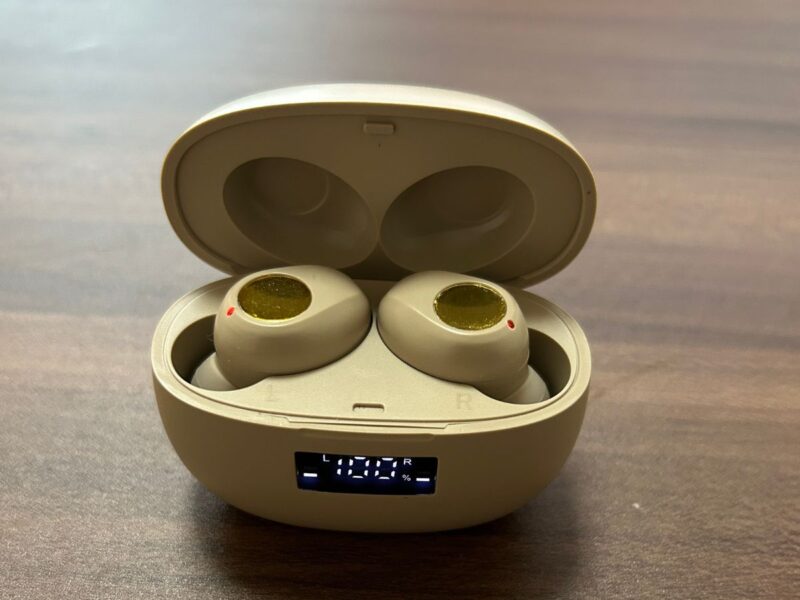 真上に引っ張るのではなく、指の腹を使って手前に軽く押し出すようにダイソーG134をケースから取り出している手元の様子