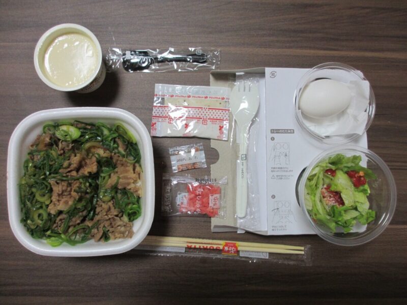 menuで届いたすき家の牛丼などの商品。フタを開けても中身の崩れや汁漏れがない状態