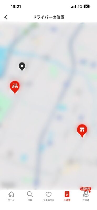 menuアプリのマップ上で配達員が現在どこにいるかをリアルタイムで確認できるトラッキング画面(到着直前)
