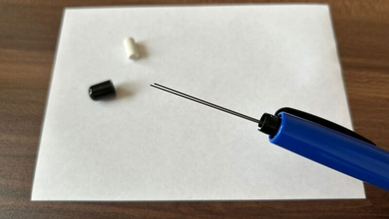 オ・レーヌシャープペンシルの後端にある消しゴムキャップを外し、0.5mmの替芯を補充している様子。