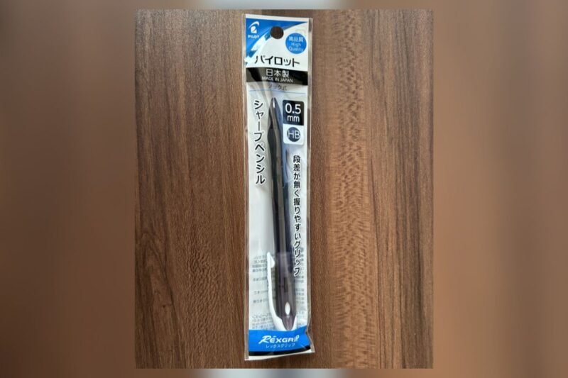 ダイソーで販売されているパイロット製シャーペン「REXGRIP」のパッケージ表面